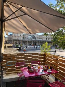 巴黎里特雷吉纳酒店的一座带两把桌子和椅子的庭院以及一座建筑
