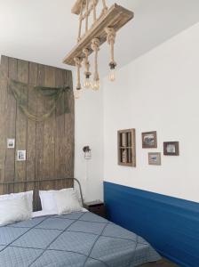 里加DABA Mini Hotel的一间卧室设有蓝色的床和木墙