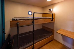 克拉科夫Barka Galapagos的双层床间 - 带两张双层床和一张桌子