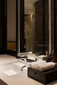 广州柏高酒店(广州塔大塘地铁站店）的一间带水槽和镜子的浴室