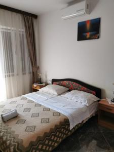 瓦布里加Apartment Dalmatini的一间卧室配有一张带毯子的大床