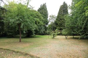 莱格勒Normandie 12 couchages的一座有树木和草地的公园