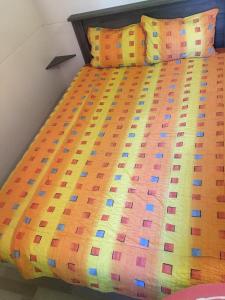 朱利亚诺瓦Victoria mobilehome in Village Residence Juliamare的一张带色彩缤纷的被子和枕头的床