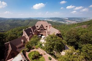 艾森纳赫瓦特堡罗曼蒂克酒店的享有高山上大房子的空中景色