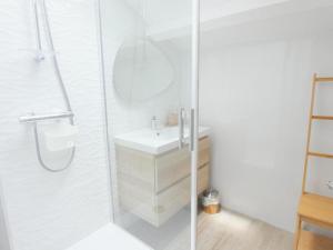塔尔诺斯Villa Sifitis pour 6, "l'Océan pour voisin" 3 étoiles, 3 épis et Plage du Métro à 1500 m, Agréée ANCV的白色的浴室设有水槽和淋浴。