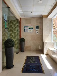 贝尼多姆森特罗玛尔酒店的浴室提供地板上的迎宾垫。
