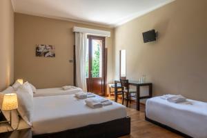 桑格罗堡Il Lavatoio Dimora Storica的酒店客房,设有两张床和一张桌子及椅子