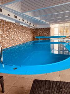 皮塞克美国因特尔酒店的大楼内一个蓝色的大型游泳池