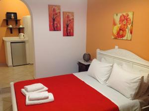 费拉查哈罗拉膳食酒店的一间卧室配有带毛巾的床