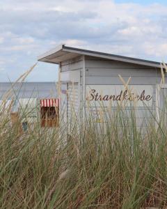 霍瓦赫特❤️ KLEINE AUSZEIT ❤️的海滩上一座小建筑,用词标准我