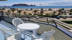 埃斯塔蒂特A. Garganta - Rocamaura & Catalonia的俯瞰海滩的阳台配有桌椅