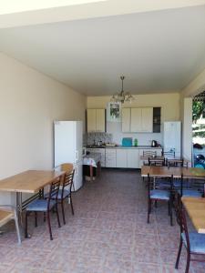 新阿丰Aparthotel na Abovyana 7的厨房以及带木桌和椅子的用餐室。