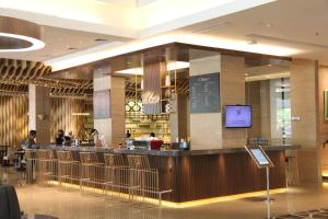 雅加达JS鲁旺萨会议中心酒店的大楼内的餐厅,带酒吧和椅子