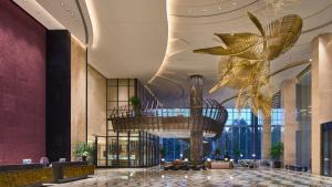 合肥合肥洲际酒店的大楼内带金色吊灯的大堂