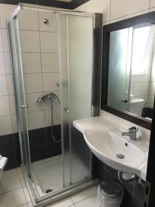 法里拉基圣阿芒酒店的带淋浴、盥洗盆和镜子的浴室