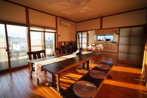 太宰府市太宰苑 - Dazaien Traditional Japanese houses的一间带餐桌的客厅和一间厨房