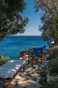 阿基奥斯基利考斯阿格里奥利克斯旅馆的一个带两把椅子和一张桌子的庭院和大海