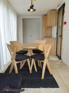 蒙塔莱格里Ninho da Avó Selvagem的厨房里配有一张木桌和椅子