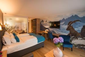 因斯布鲁克达斯美酒店的酒店客房,配有一张床和一张图案