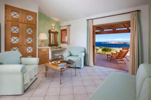 罗萨岛托雷露贾海水浴温泉休闲酒店的海景客厅