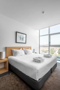 博蒂卡什博蒂卡斯艺术和SPA酒店的卧室设有一张大白色的床和大窗户
