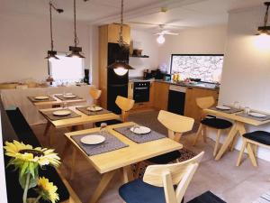 蒙塔莱格里Ninho da Avó Selvagem的厨房以及带木桌和椅子的用餐室。