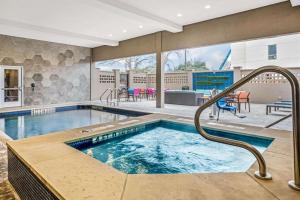 韦科La Quinta by Wyndham Waco Baylor Downtown的一座带热水浴池的室内游泳池