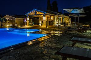 AstrakeriAstrakeroula Corfu的一座晚上设有游泳池的房子
