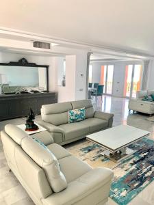 锡蒂奥卡拉翁达Villa Monterray, Royal Beach, Calahonda - Beach Front Villa的客厅配有沙发和桌子