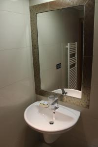维拉弗兰卡·德尔·比尔Hostal Burbia的浴室设有白色水槽和镜子