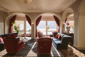 科莫弗罗瑞别墅酒店的带沙发和椅子的客厅