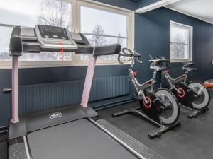 塔那比Tärnaby Sporthotell的健身房设有两辆自行车和跑步机