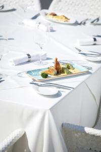 阳光海滩Hotel Residence Dune - Free Beach Access的一张白色桌子,上面有盘子的食物