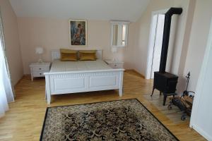 迪勒维尔纳Sodyba Almadojus的客厅配有白色的床和地毯。