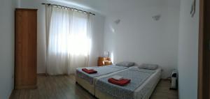 戈韦达尔齐VILLA IRINA - Govedartsi的一间卧室配有一张带红色毛巾的床