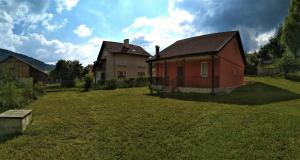 戈韦达尔齐VILLA IRINA - Govedartsi的草场上的一座红色小房子