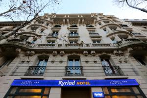 巴黎蒙马特 - 可尼古尔门 - 基里雅德酒店 的前面有蓝色标志的建筑