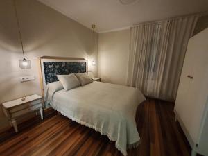索尔波A Maquia Do Pousavedra的卧室设有一张白色大床和一扇窗户。