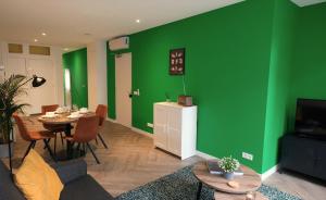 埃因霍温Luxury 60m2 Apartment with 20m2 Private Terrace的客厅设有绿色的墙壁和桌子