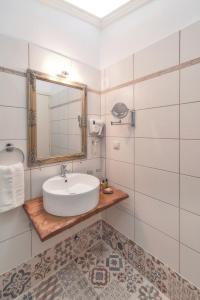 阿诺佩蒂纳Ameliko Zagori的一间带水槽和镜子的浴室