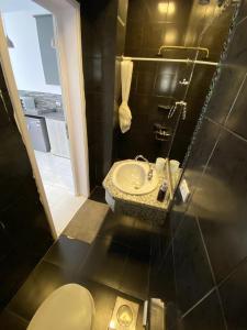 达哈布Solaris的一间带水槽和卫生间的浴室