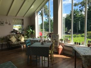 特劳特贝克内特瑞德内乡村房屋住宿加早餐酒店的客厅配有桌椅和窗户。