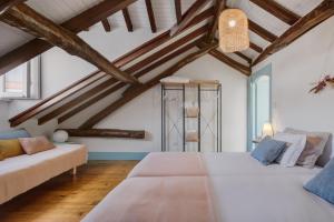 波尔图Own Places Clérigos Apartments的一间客房配有两张床和一张沙发