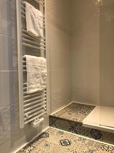 布鲁塞尔Brussel House Basilic的带淋浴和白色毛巾的浴室