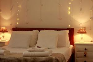 布拉加Quinta Santo António Amares的一间卧室配有带白色枕头和灯的床。