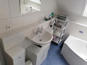 上阿斯巴赫1-Zimmer-Wohnung Nähe Playmobil Funpark的白色的浴室设有水槽和镜子