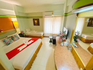 彭世洛Polkadot Hostel的酒店客房带两张床和一个客厅