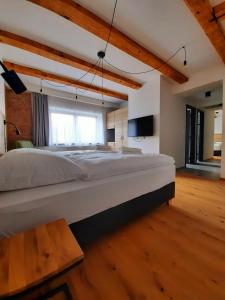 小莫拉夫卡Apartmány Resort Na Horské的铺有木地板的客房内一张大白色的床