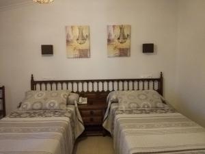 阿兰扎达艾斯特拉马尔酒店的两张睡床彼此相邻,位于一个房间里