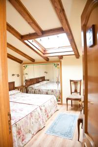 ArechavaletaJausoro的一间卧室配有一张床、一把椅子和镜子